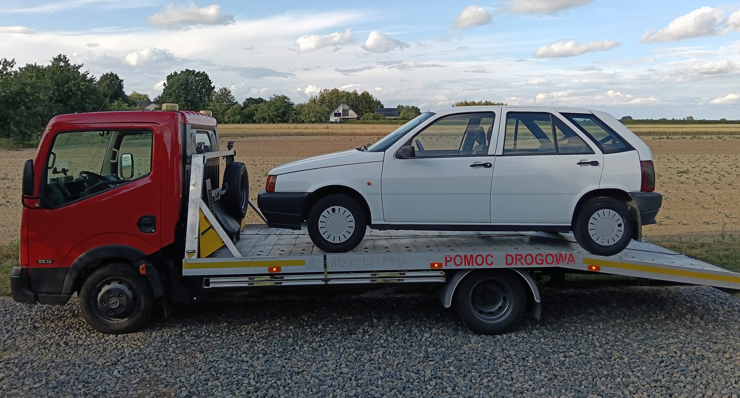 Laweta TOM-NOV transportująca samochód osobowy